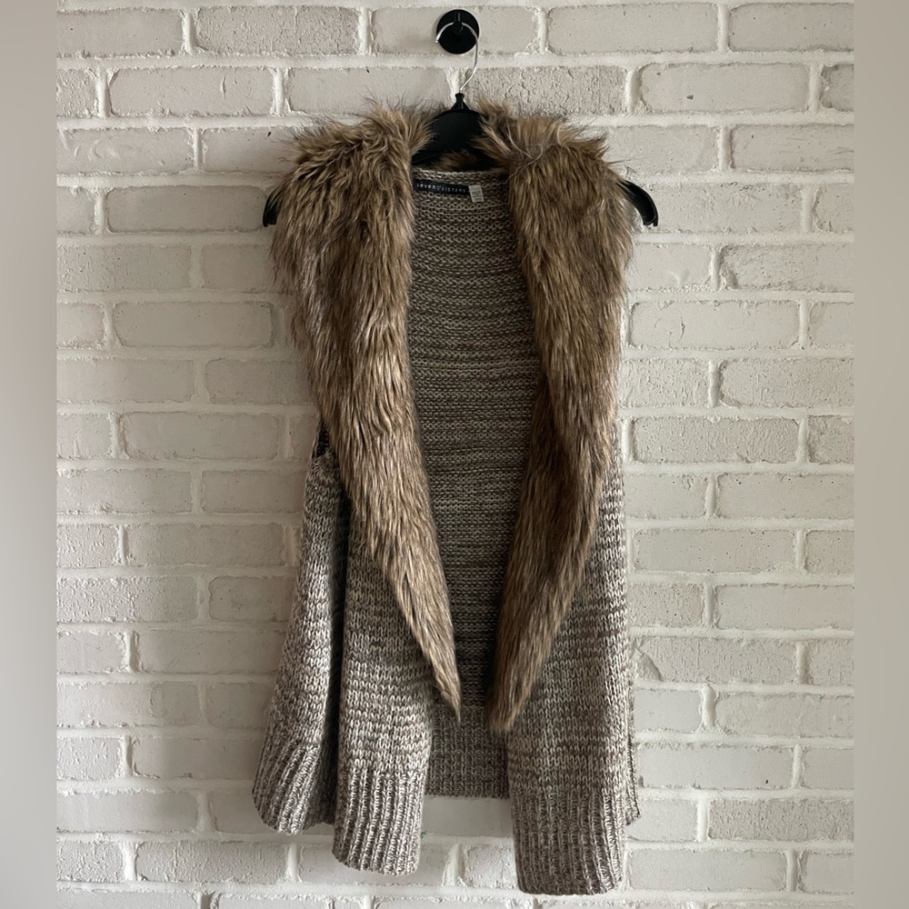 Seven Sisters (Mendocino) Knit Vest with Faux Fur Trim, Size Medium.